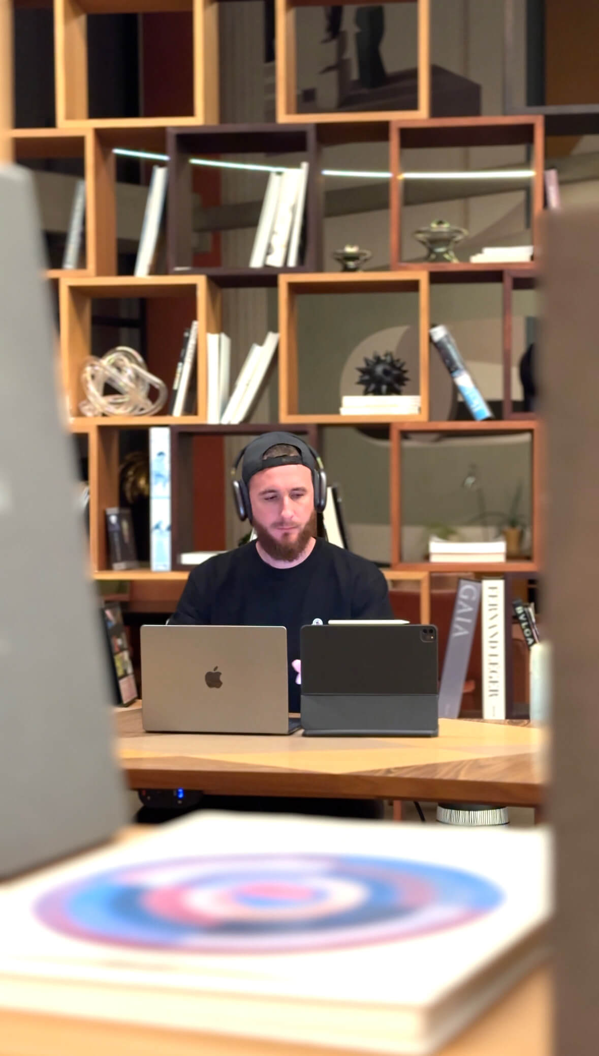 Tristan Charié travaillant sur son ordinateur pour construire ses outils IA — la logique du solo-AI-preneur qui industrialise son delivery
